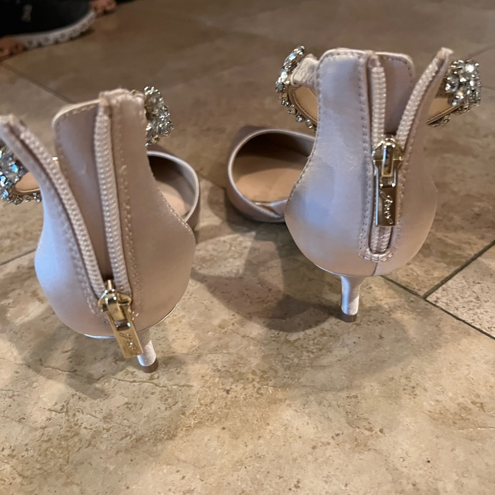 Jewel Badgley Mischka size 6 shoes (color: champagne satin)
